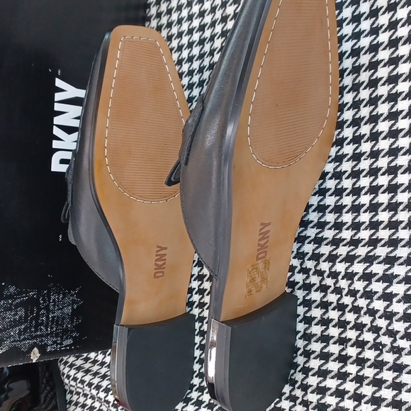 DKNY Elin Flat Mule NIB - Picture 6 of 8